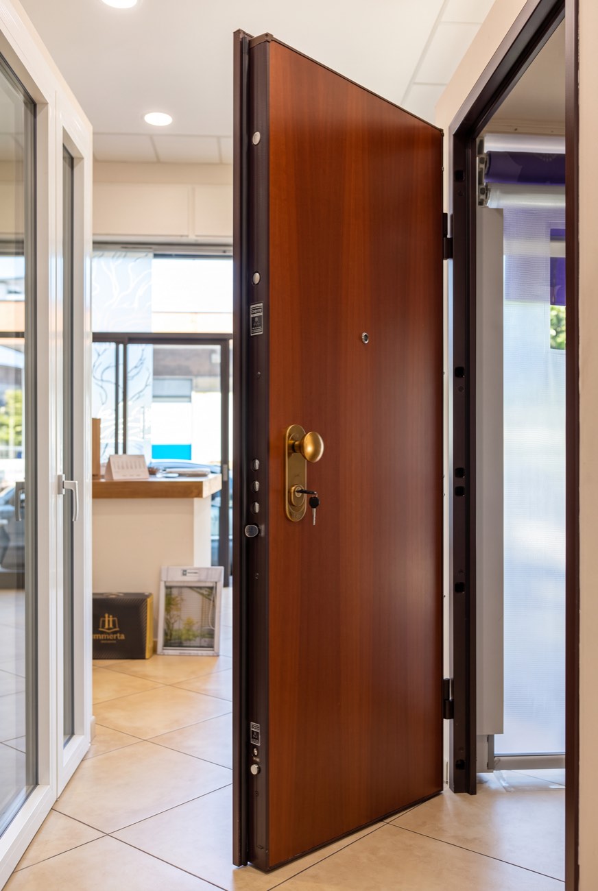 Porta blindata Dierre esposta nello showroom Serramenti & Serramenti