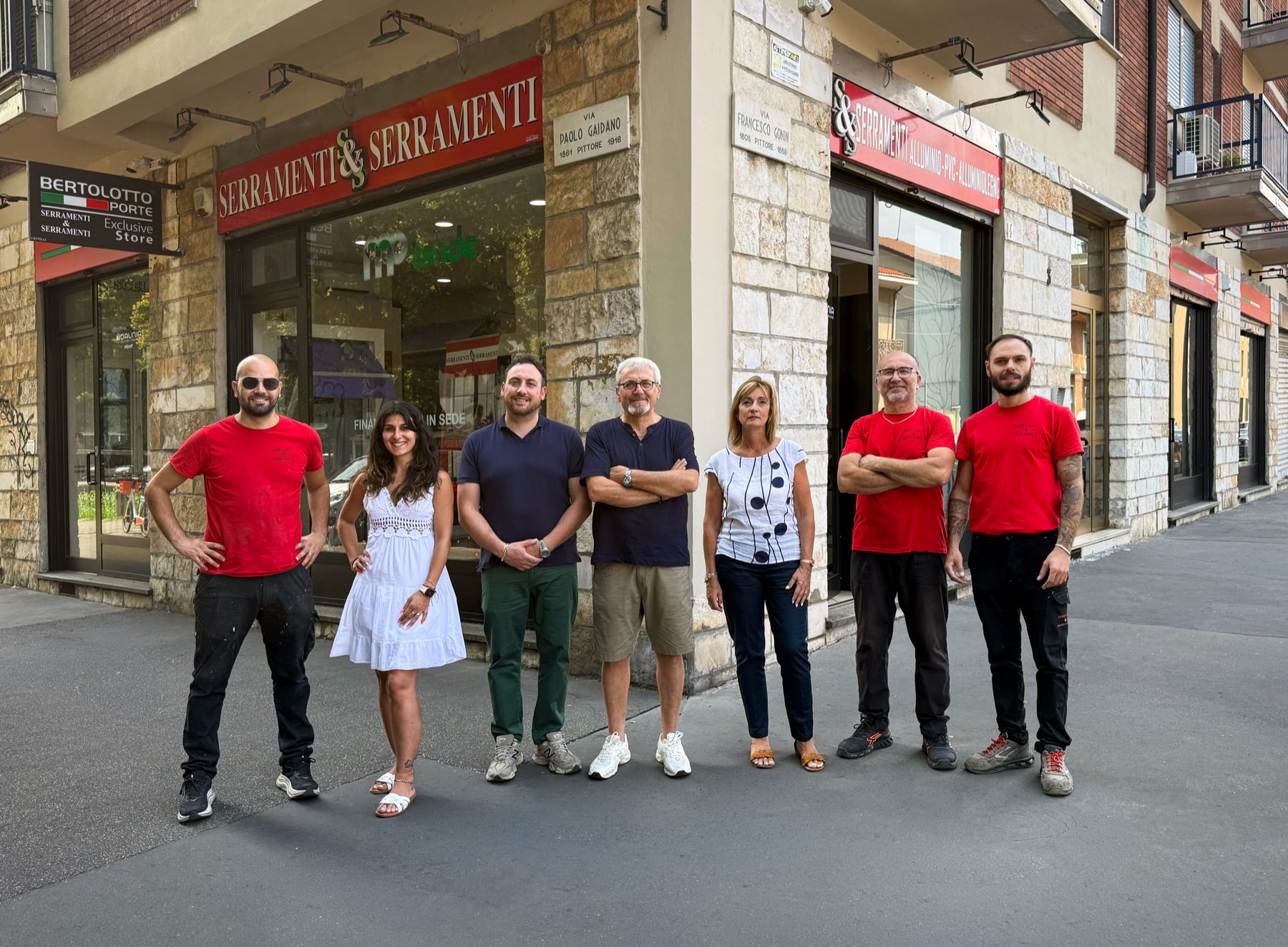 La famiglia e la squadra di Serramenti & Serramenti davanti allo showroom di Via Paolo Gaidano a Torino