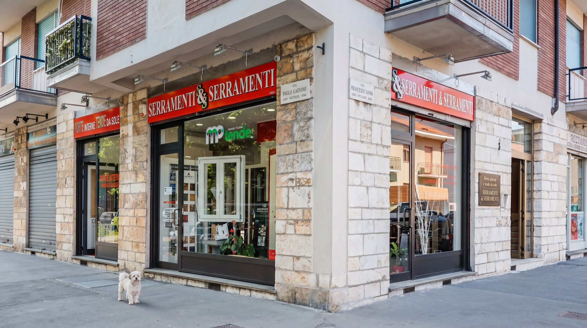 La vetrina dello showroom Serramenti & Serramenti in Via Paolo Gaidano a Torino