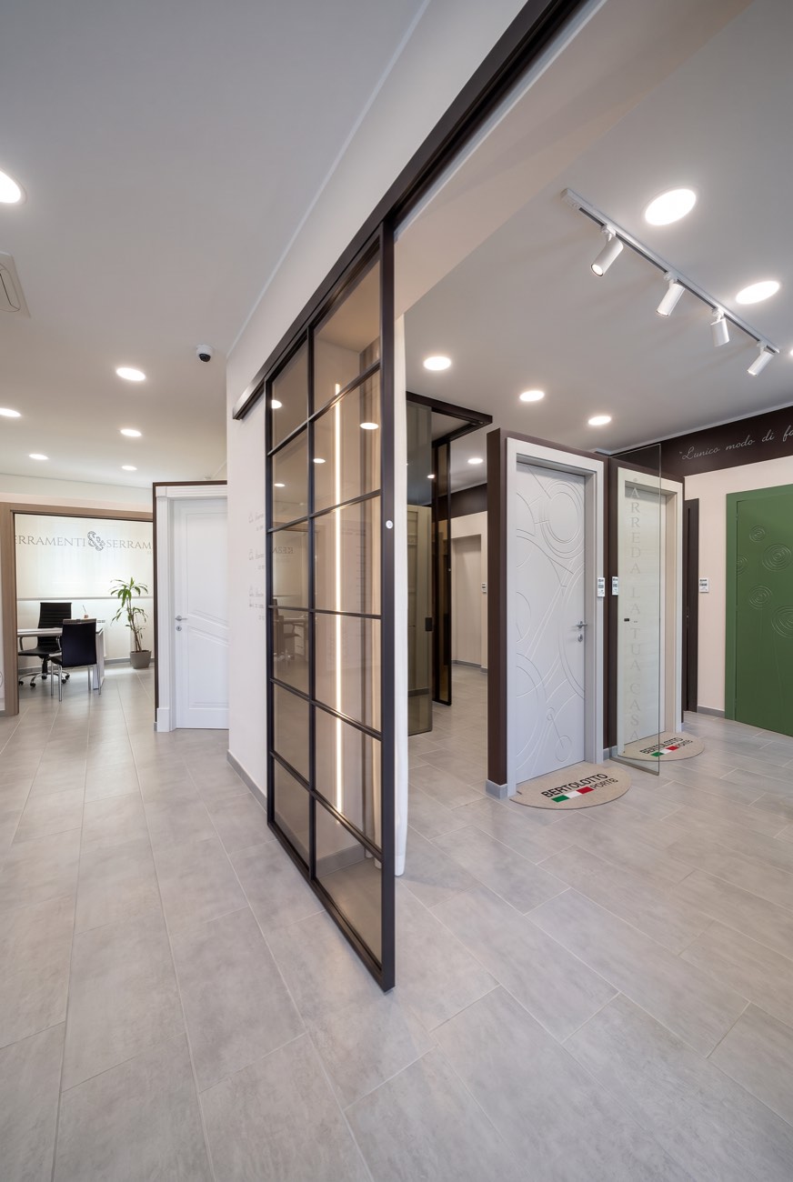 Porte interne in esposizione nello showroom Serramenti & Serramenti a Torino