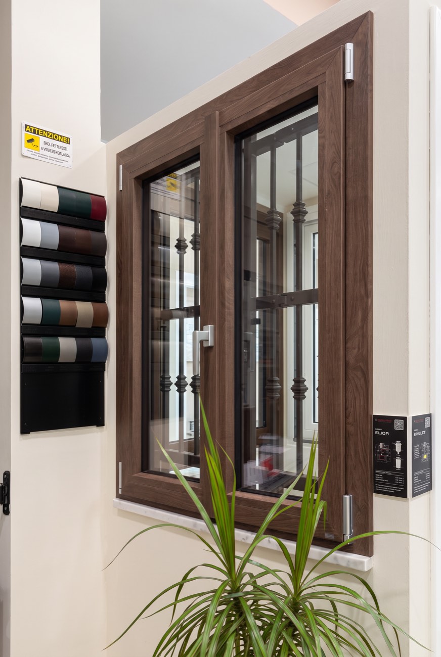 Serramento Elior in PVC esposto nello showroom Serramenti & Serramenti