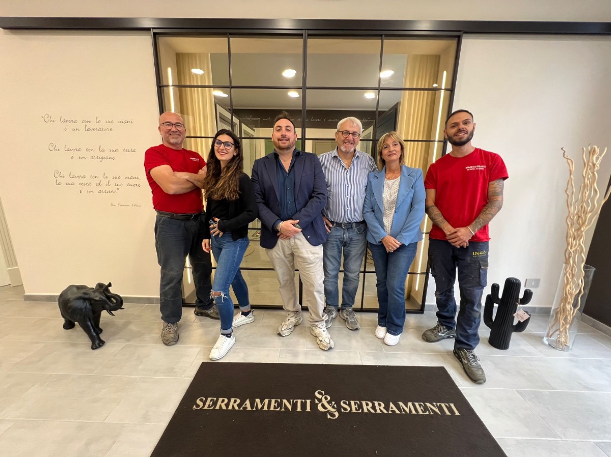 La squadra di Serramenti & Serramenti nello showroom di Via Paolo Gaidano a Torino